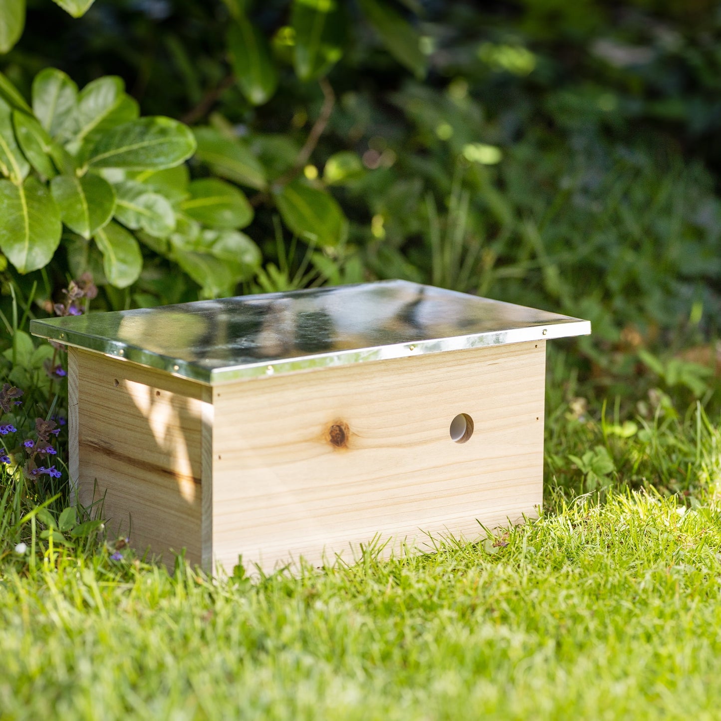 Navaris Wooden Bumblebee House for Garden - Wood Shelter Nesting Habitat Hotel for Bees - Bumble Bee Home Box with Metal Roof - 11.8"x7.9"x5.7"